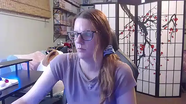Sarahtineke online show from July 9, 2026, 4:22 pm