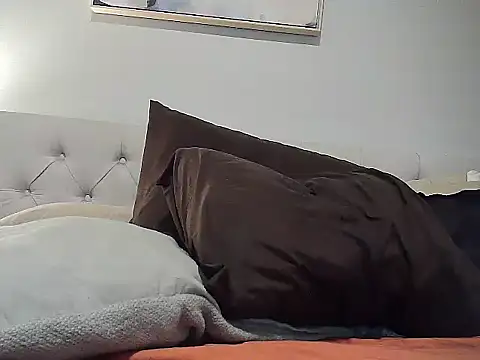 CaramelDipper online show from February 6, 2025, 2:04 pm