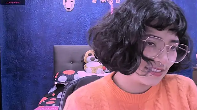 NinaYellow online show from November 7, 2025, 3:34 pm