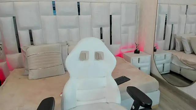 imkrystall online show from November 28, 2025, 9:17 pm