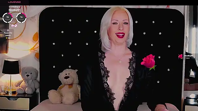 OliviaShaw23 online show from November 14, 2025, 9:02 pm