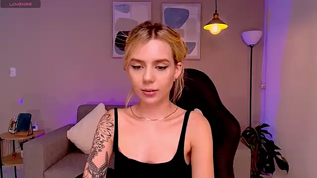 Snapshot of MirandaShaw chatting on January 13, 2025, 11:49 pm MirandaShaw online show from January 13, 2025, 11:49 pm