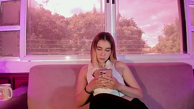 Snapshot of Lezy_ chatting on October 1, 2025, 1:50 pm Lezy  online show from October 1, 2025, 1:50 pm