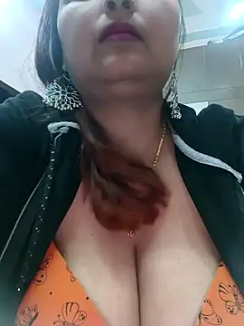 Snapshot of Dianaa9 chatting on February 6, 2025, 5:30 pm Dianaa9 online show from February 6, 2025, 5:30 pm