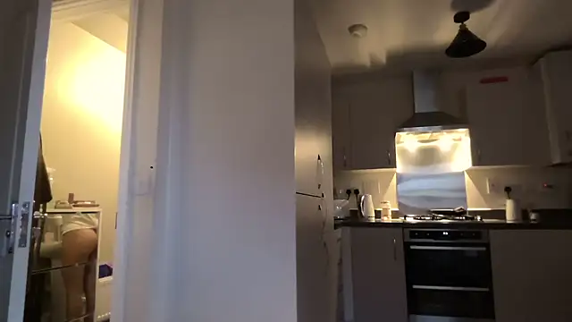 SweetMonicaUK online show from December 4, 2025, 9:18 am