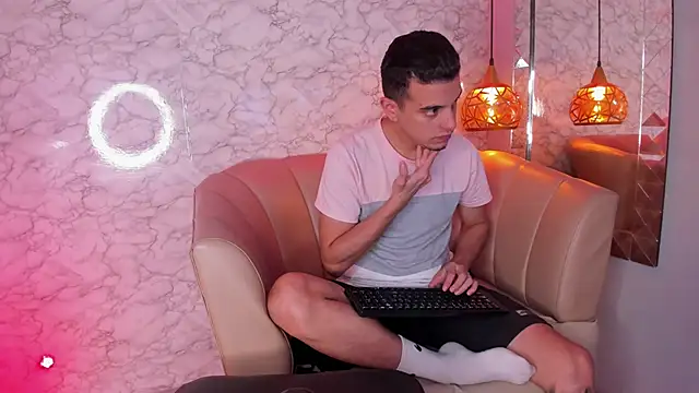 Snapshot of Maximo__ chatting on October 3, 2025, 9:01 pm Maximo   online show from October 3, 2025, 9:01 pm