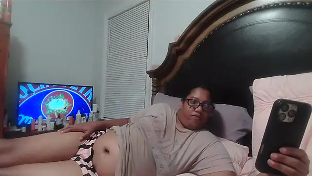 ebonyred online show from May 7, 2026, 1:11 am