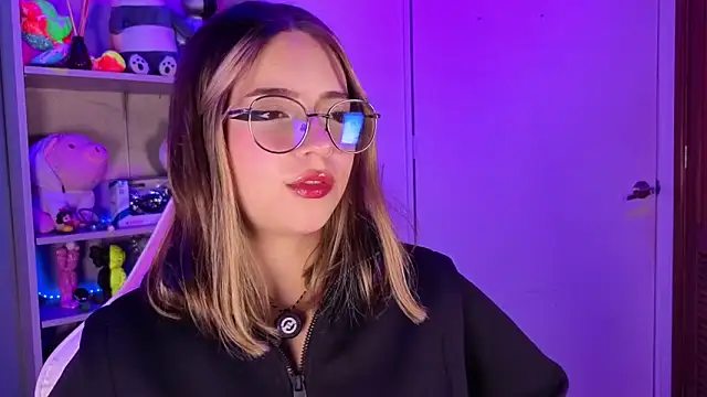 EmilyMiller  online show from May 4, 2026, 3:19 pm