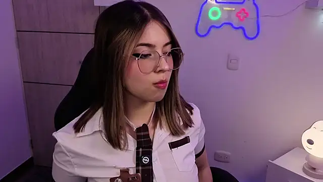 EmilyMiller  online show from June 12, 2026, 3:33 pm