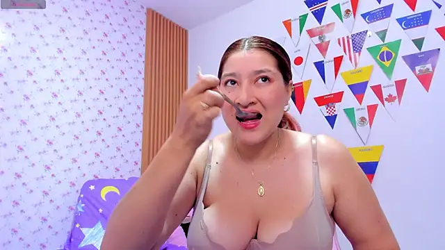 Soyqueen online show from June 17, 2026, 4:37 am