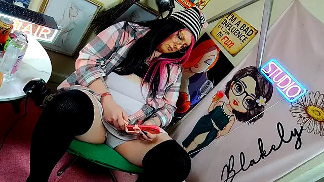 Blakelytgirl online show from April 17, 2026, 2:53 pm