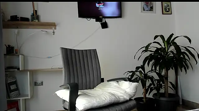 manucute 23  online show from February 19, 2026, 3:19 pm