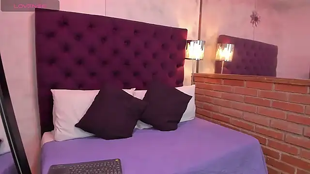 Snapshot of Oriana_Guzman chatting on December 13, 2024, 12:17 pm Oriana Guzman online show from December 13, 2024, 12:17 pm