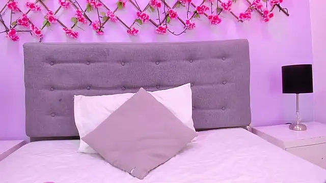 Snapshot of Oriana_Guzman chatting on March 15, 2025, 5:48 pm Oriana Guzman online show from March 15, 2025, 5:48 pm