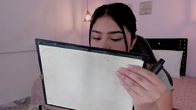 Snapshot of Oriana_Guzman chatting on October 3, 2025, 12:18 am Oriana Guzman online show from October 3, 2025, 12:18 am