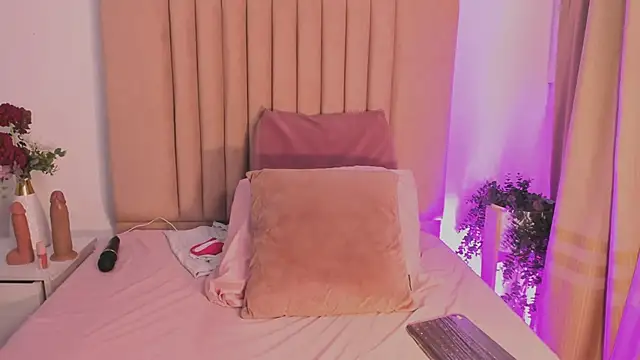 MirandaRoxx online show from September 29, 2025, 11:59 am