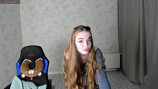 Snapshot of LissaCain chatting on December 4, 2024, 3:48 am LissaCain online show from December 4, 2024, 3:48 am