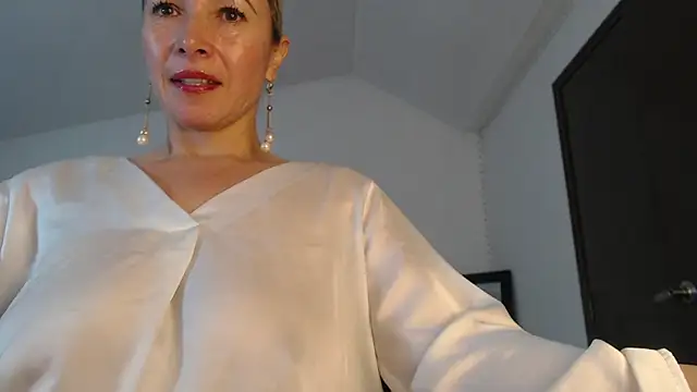 Snapshot of Ingridbergman chatting on February 13, 2025, 2:52 pm Ingridbergman online show from February 13, 2025, 2:52 pm