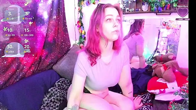 Snapshot of EverlyEster chatting on December 21, 2024, 7:35 am EverlyEster online show from December 21, 2024, 7:35 am