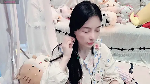 AKiKi711 online show from June 14, 2026, 4:47 am