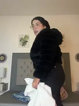 Kylie2211 online show from December 29, 2024, 2:38 am