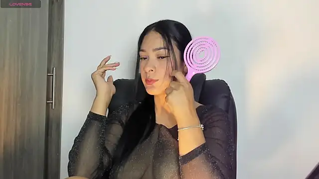 Snapshot of bella_hadid1_ chatting on August 8, 2026, 11:39 pm bella hadid1 online show from August 8, 2026, 11:39 pm