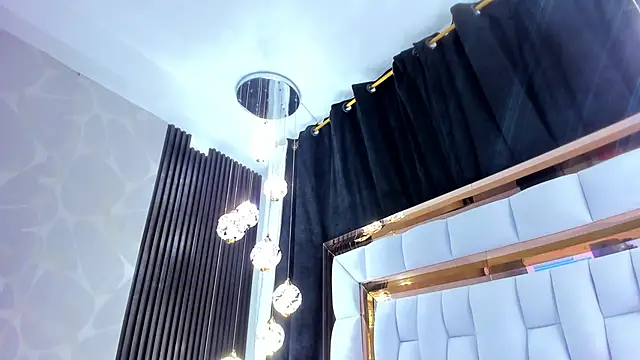 SarayRoyse online show from November 3, 2025, 7:37 pm