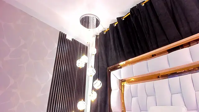 SarayRoyse online show from November 17, 2025, 7:30 pm