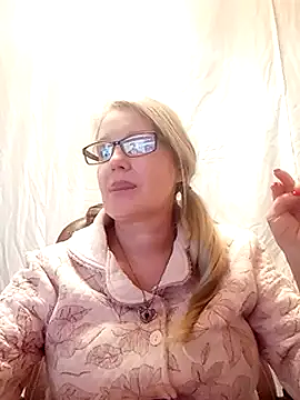 irinamaux online show from February 5, 2025, 1:22 pm