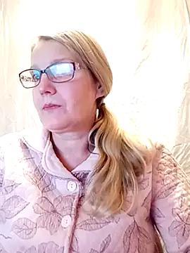 irinamaux online show from February 7, 2025, 6:24 am