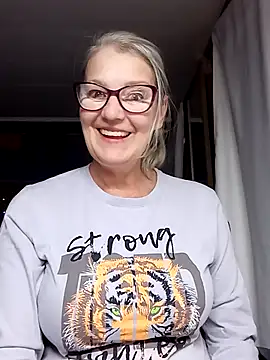 irinamaux online show from October 4, 2025, 7:17 am