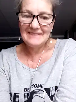 irinamaux online show from June 17, 2026, 11:27 pm