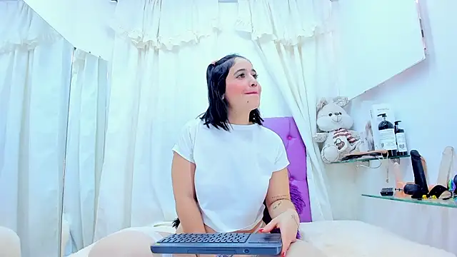 emily madrid online show from January 5, 2025, 4:48 pm