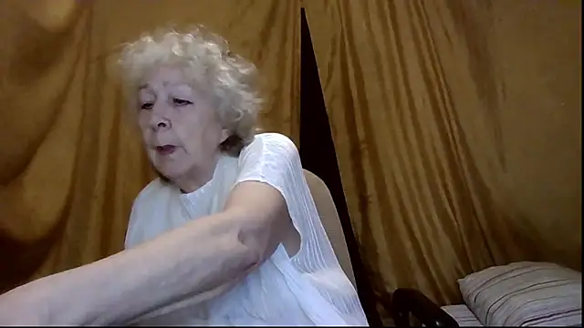 Snapshot of _Estelitta_5 chatting on May 10, 2026, 2:44 pm Estelitta 5 online show from May 10, 2026, 2:44 pm