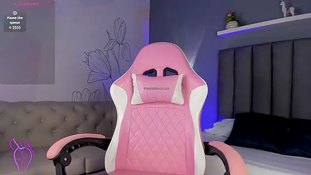 Snapshot of atenea_jones chatting on October 23, 2025, 8:40 pm atenea jones online show from October 23, 2025, 8:40 pm