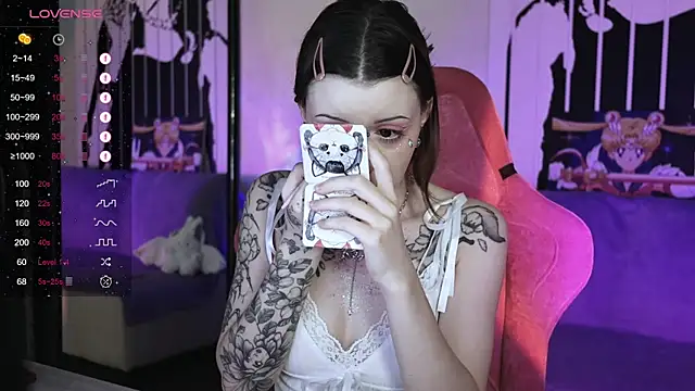 Snapshot of prettybones chatting on December 9, 2024, 1:24 pm prettybones online show from December 9, 2024, 1:24 pm