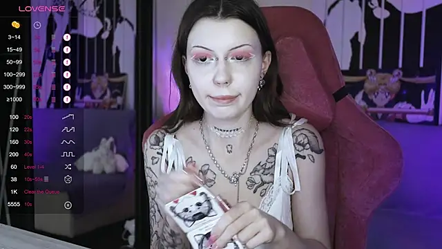 Snapshot of prettybones chatting on January 1, 2025, 12:44 pm prettybones online show from January 1, 2025, 12:44 pm