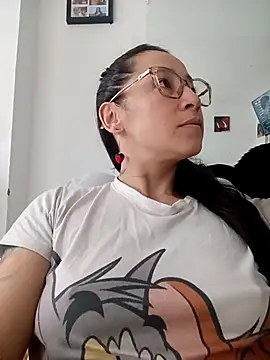 emilypoppy3 online show from May 5, 2026, 12:35 pm
