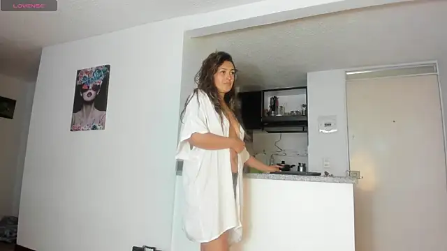 lauramcdowell1 online show from June 14, 2026, 9:50 pm