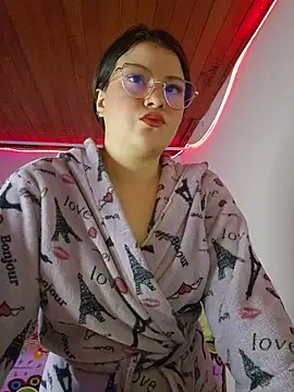 Snapshot of juli05star20 chatting on May 22, 2026, 10:37 pm juli05star20 online show from May 22, 2026, 10:37 pm