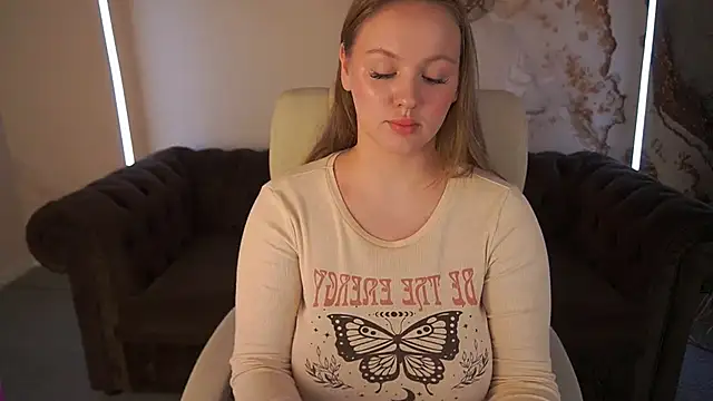 LylaYeess online show from December 6, 2024, 11:11 am