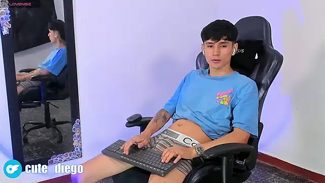 cute diego  online show from December 10, 2024, 11:19 pm