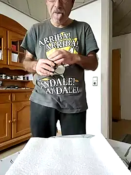 bottomhairy online show from December 6, 2024, 11:44 am