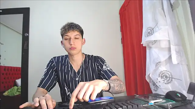 Snapshot of _Thomas_hot_ chatting on December 19, 2024, 4:57 pm Thomas hot online show from December 19, 2024, 4:57 pm