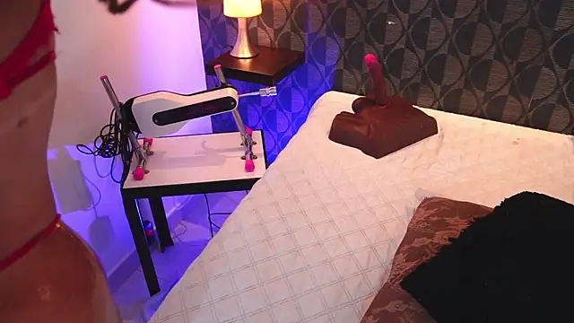 Snapshot of SharomRoss chatting on February 14, 2026, 7:43 pm SharomRoss online show from February 14, 2026, 7:43 pm