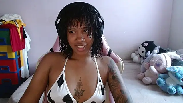 TiffanyRoouse online show from October 5, 2025, 9:56 pm