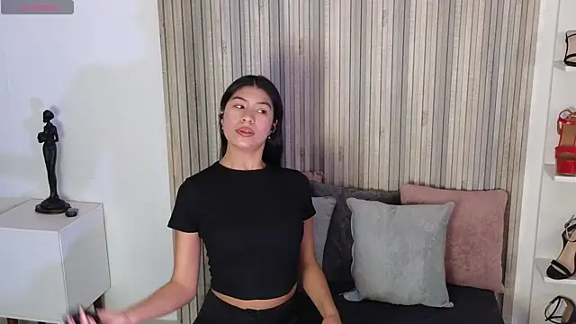 Snapshot of LissaWiild chatting on October 13, 2025, 1:11 pm LissaWiild online show from October 13, 2025, 1:11 pm