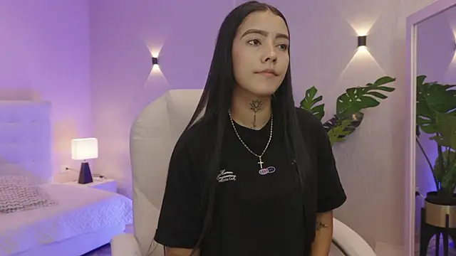 miagomezweb1 online show from November 28, 2025, 2:42 pm