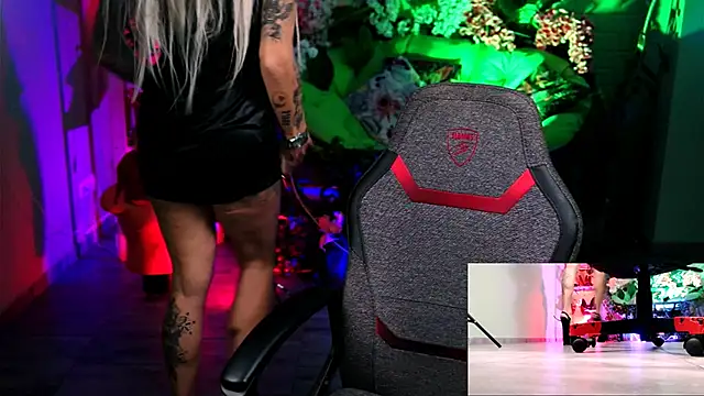 Snapshot of MonicaMaxwel chatting on October 18, 2025, 11:00 am MonicaMaxwel online show from October 18, 2025, 11:00 am