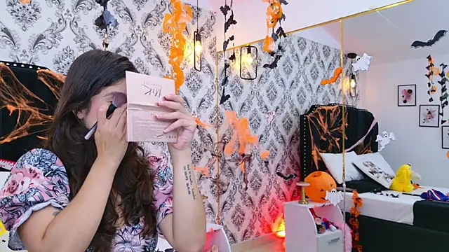 Snapshot of LexaDeRusso chatting on October 24, 2025, 7:43 pm LexaDeRusso online show from October 24, 2025, 7:43 pm